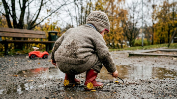 Liten pjokk på oppdagelsesferd ute i ullklær
